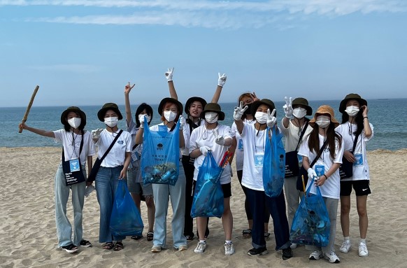 LG생활건강 글로벌에코리더 YOUTH는 3일 동해 망상해변에서 플라스틱 심각성 알리는 비치코밍 캠페인을 진행했다.(이미지 출처=LG)
