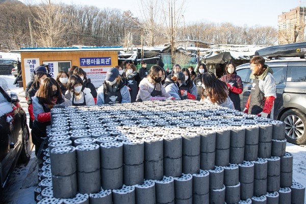 클라랑스가 지난 17일 서울시 강남구에 위치한 구룡마을의 취약계층 주민들을 대상으로 사랑이 담긴 연탄 2천여 장을 전달했다.(클라랑스 제공)