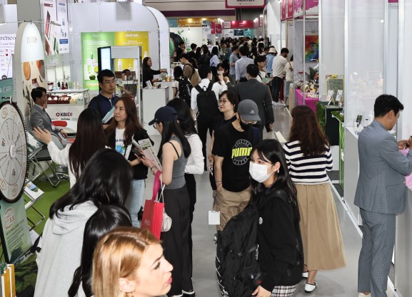 서울국제화장품박람회가 어제부터 코엑스에서 개최되고 있다.