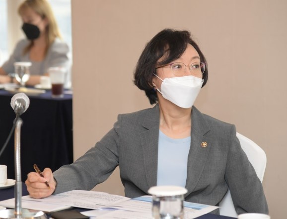 식약처가 베트남 보건부 의약품청(DAV)과 화장품 분야 국장급 양자 협력회의를 개최한다.(오유경 식약처장)