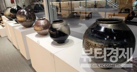 시민들은 접근성이 편리한 서울 용산 아모레 본사 사옥에서 12일까지 국내 유일의 흑자 도예가 김시영의 '달항아리' 작품을 접할 수 있다.