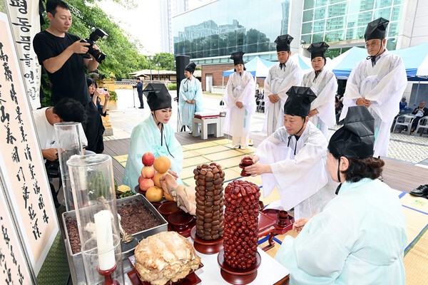 지난 6일에는 축제의 발원지인 삼산동 도드리공원에서 부평풍물대축제의 시작을 알리는 터고사의 진행 모습 / 부평구 제공