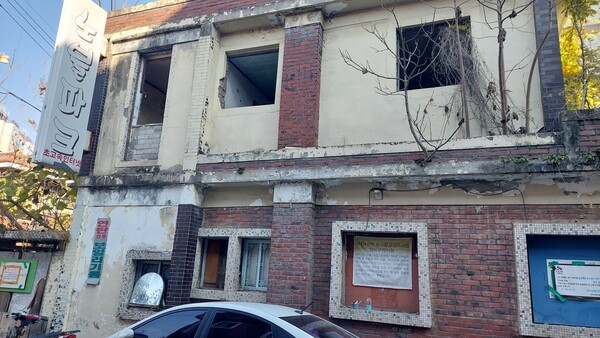 사직4구역 관리가 안되어 붕괴 우려되는 건물