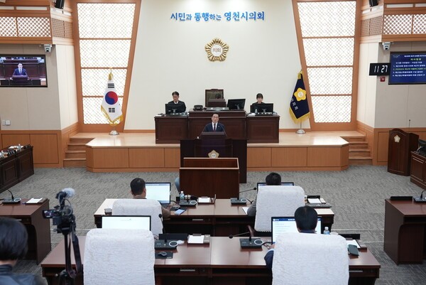 최기문 영천시장이 영천시의회 제 249회 정례회에서 2026년도 시정운영 방향을 제시하는 시정연설을 하고 있다. [사진=영천시]