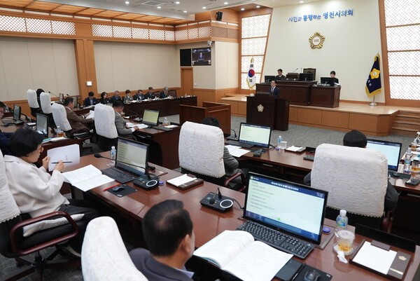 영천시의회 제 249회 정례회에 출석해 시정 연설을 통해 2026년도 2026년 시정운영방향을 제시하고 있는 최기문 영천시장. [사진=영천시]