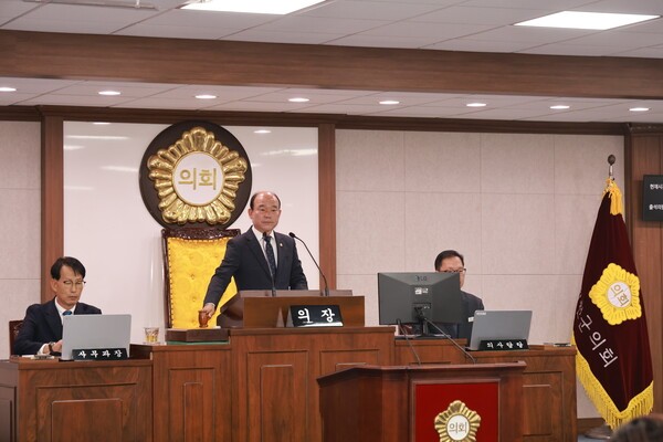 정봉훈 합천군의회 의장이 제295회 합천군의회 제2차 정례회 개회를 선언하고 있다. [사진=합천군]