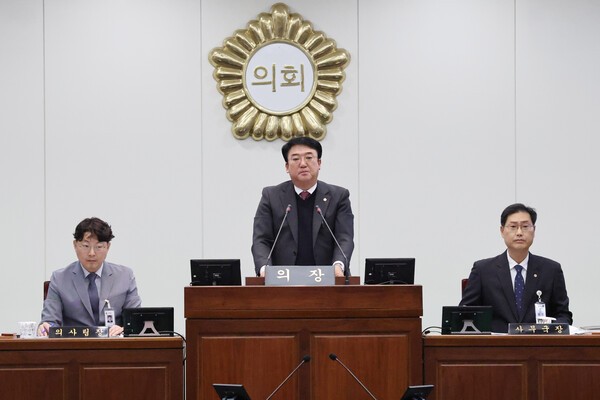 이상승 칠곡군의회 의장이 제314회 정례회 개회를 선언하고 있다. [사진=칠곡군의회]