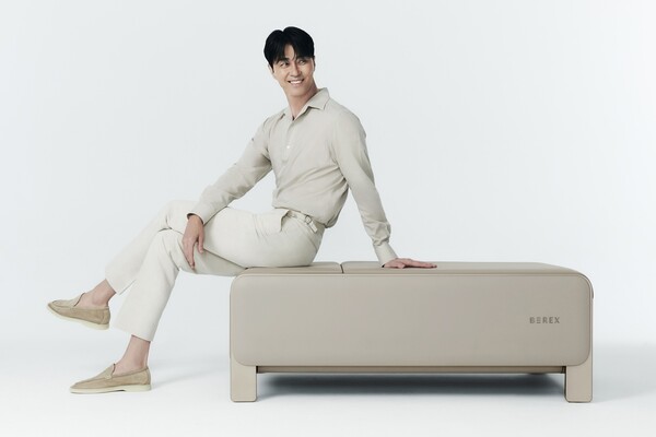 의료기기 신제품 ‘비렉스 마사지셋,코어셋’ 광고 모델 배우 차승원(이미지=코웨이 제공)
